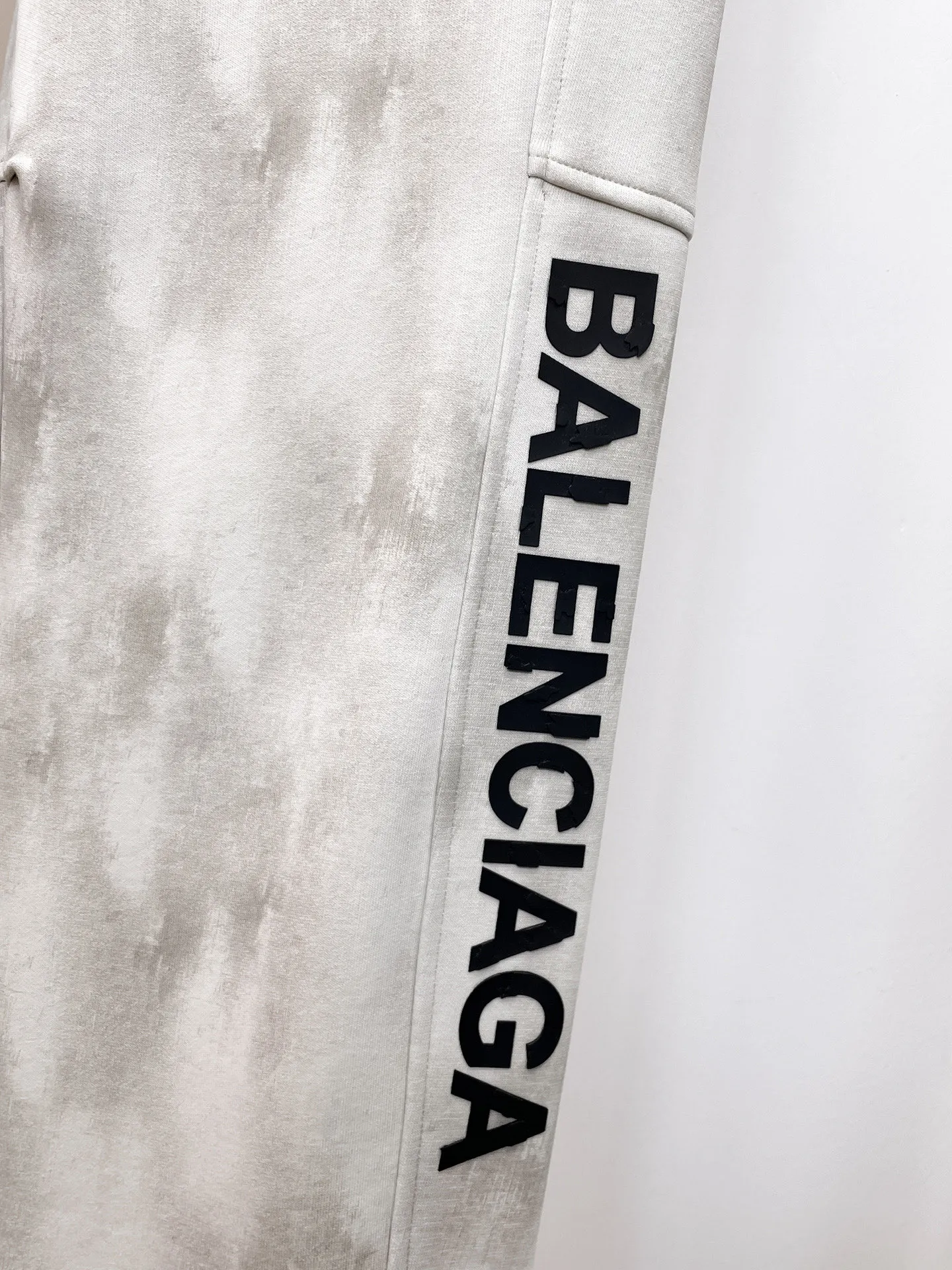 Balenciaga 🆕2026 Autumn and Winter New Arrival Casual Pants! The official website will be released simultaneously. Brand Classic LOGO casual pants, customized fabrics, excellent comfort and strong touch. Highly recognisable, perfect appearance and craftsmanship. Size:M-3XL